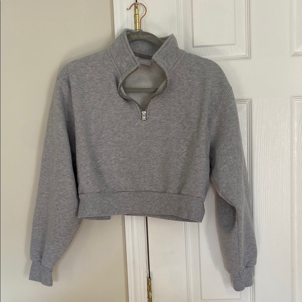 Gray Cropped Sweatshirt with 3/4 Sleeves and Cut Out Style